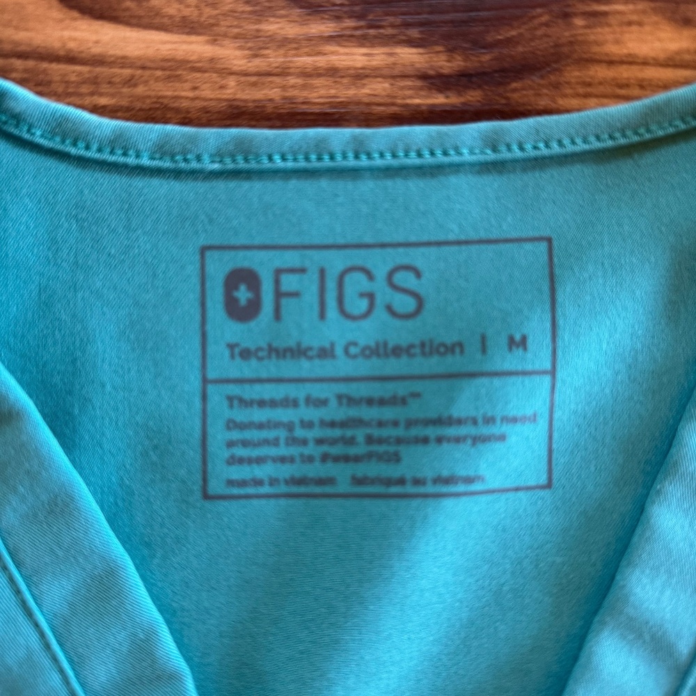 FIGS Scrub Top Size M Color Cactus
